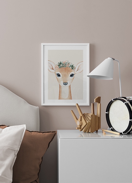  – Ilustração de um bambi com uma coroa de flores sob um fundo bege