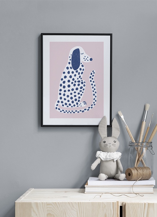  – Ilustração gráfica de um dalmata branco com pontos azúis, sob um fundo rosa claro.