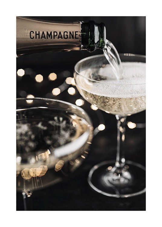  – Fotografia de champanhe a ser derramado num copo de champanhe