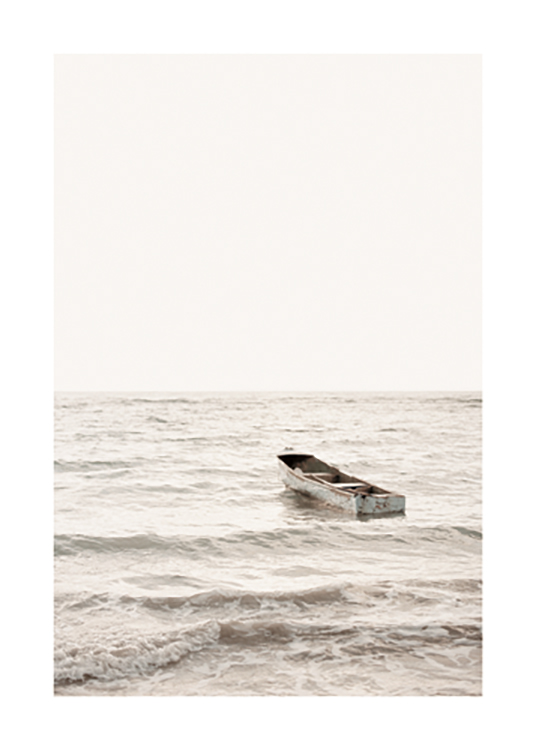  – Fotografia de um barco velho a balancear nas ondas do oceano com um céu cinza claro como fundo