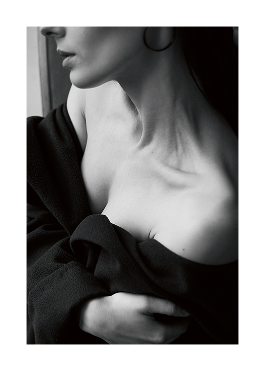  – Fotografia a preto e branco de uma mulher com o pescoço e os ombros a nu