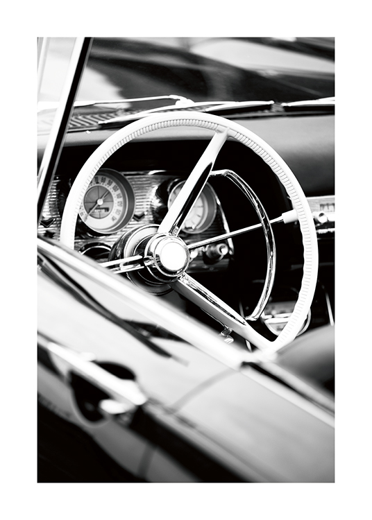  – Fotografia a preto e branco do volante e painel de um cabriolet vintage