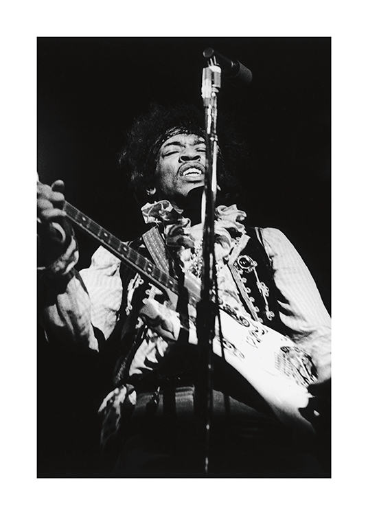  – Fotografia a preto e branco do músico Jimi Hendrix a tocar viola