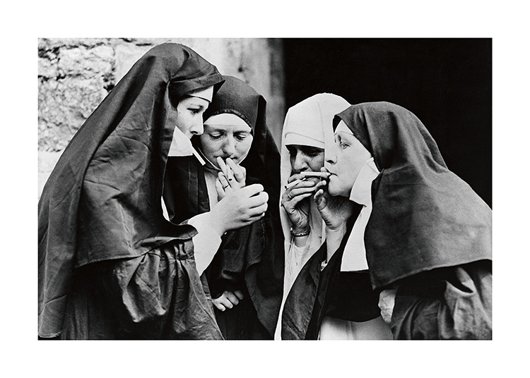  – Fotografia a preto e branco de freiras em grupo a fumar