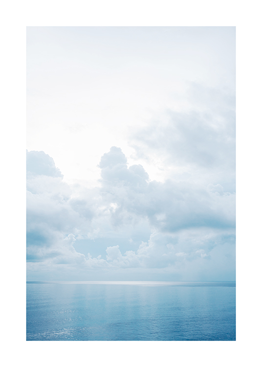  – Fotografia de um oceano azul com água parada e nuvens no céu