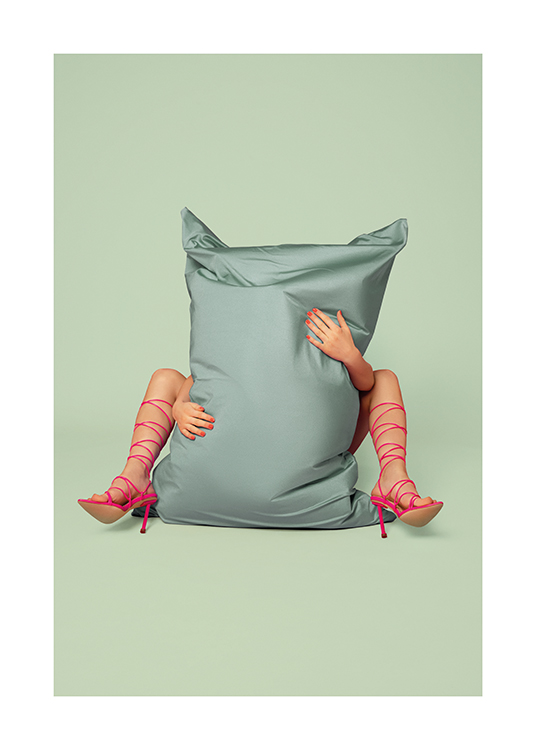 – Uma imagem de uma mulher de saltos altos sentada atrás de uma almofada