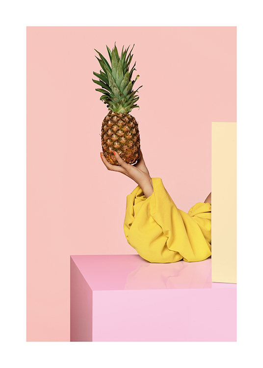  – Uma mulher escondida por caixas a segurar um ananás num fundo rosa claro