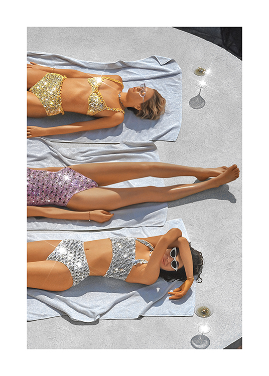  – Fotografia de um grupo de mulheres em trajes de banho de lantejoulas brilhantes, a apanhar banho de sol nas toalhas