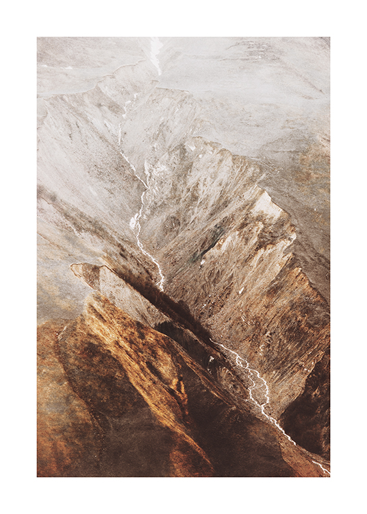  – Fotografia de cima de uma paisagem com montanhas e um rio passando por elas
