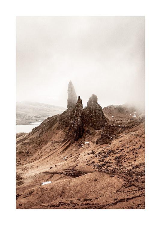  – Fotografia de uma paisagem nublada com pedras altas no meio
