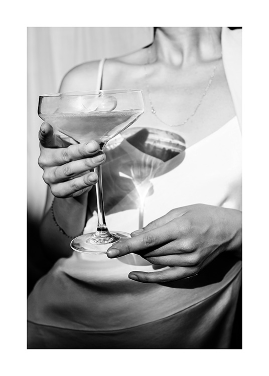  – Fotografia em preto e branco de uma mulher a segurar uma taça de champanhe