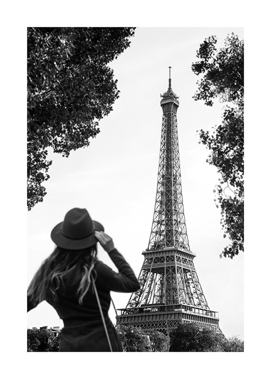 – Poster de uma mulher em frente à torre Eiffel