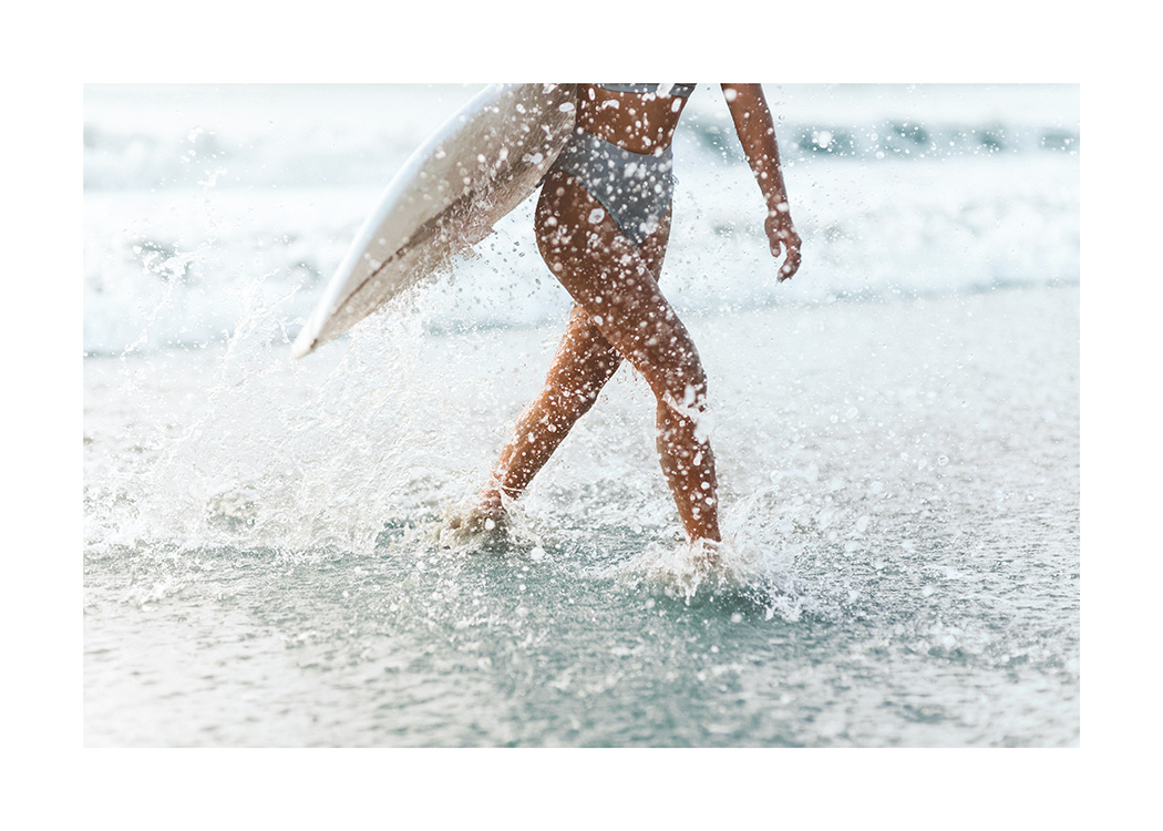 – Poster de uma surfista a sair da água
