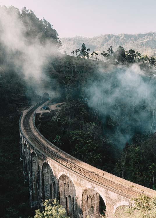  – Fotografia de uma ponte a atravessar uma paisagem com árvores e nevoeiro