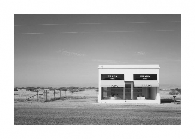  - Fotografia a preto e branco da famosa da escultura da loja falsa de Prada em Marfa, localizada no deserto do Textas, no USA