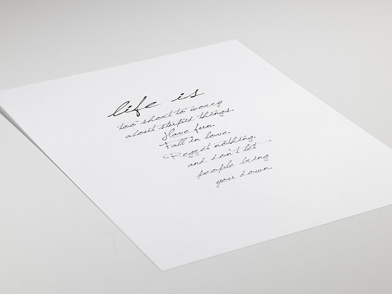  – Poster de texto a preto e brancom com citação sobre a vida