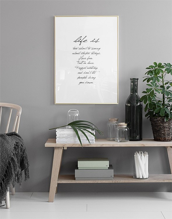  – Poster de texto a preto e brancom com citação sobre a vida