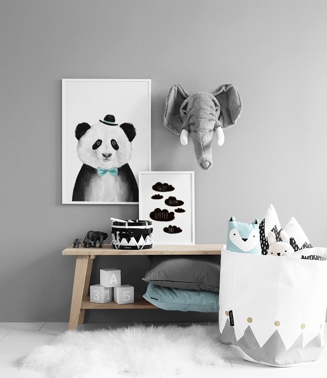 Panda With Blue Hat Poster / Ilustrações de animais em Desenio AB (8709)