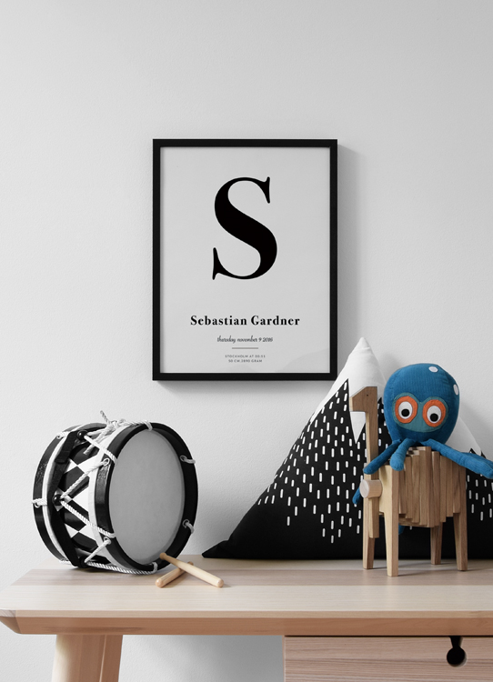  – Poster de texto personalizado a preto e branco com a letra inicial, nome e detalhes de nascimento sob um fundo branco