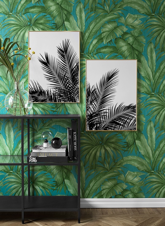 Ingresso con carta da parati e quadri con palme