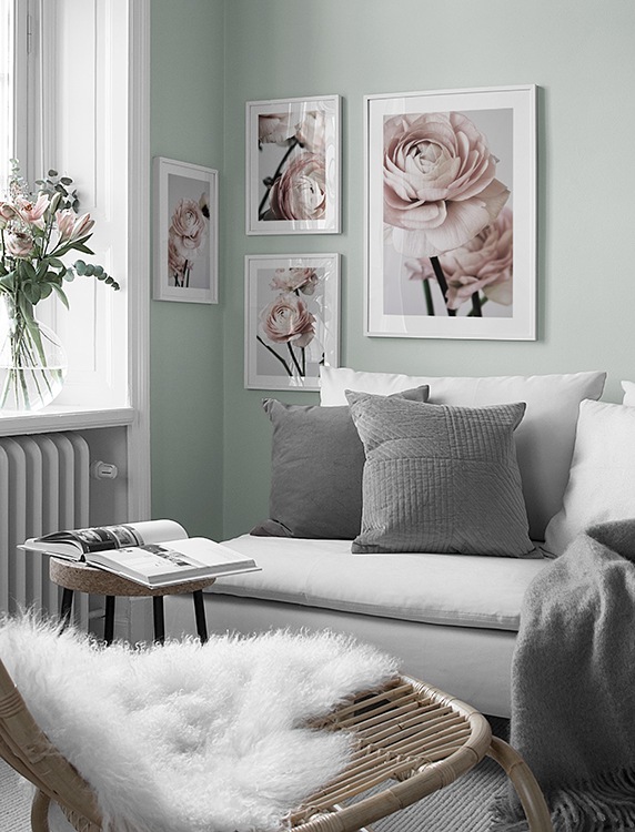 Parede de quadros em rosa claro com florais