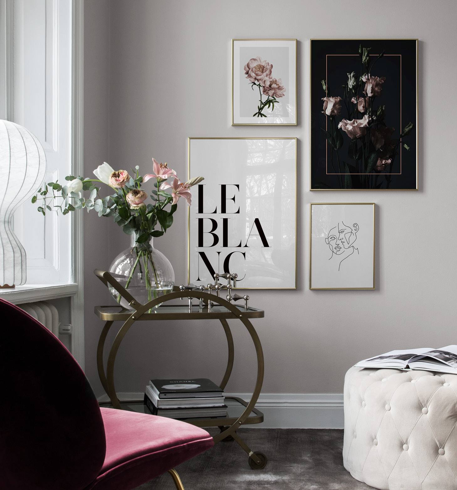 Sala elegante com flores em rosa claro