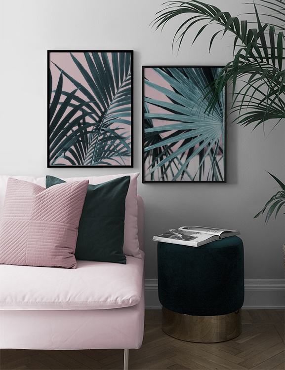 Sala elegante com tema tropical em verde e rosa