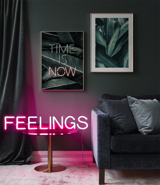 Arredo scuro, poster “time is now”, palme e neon