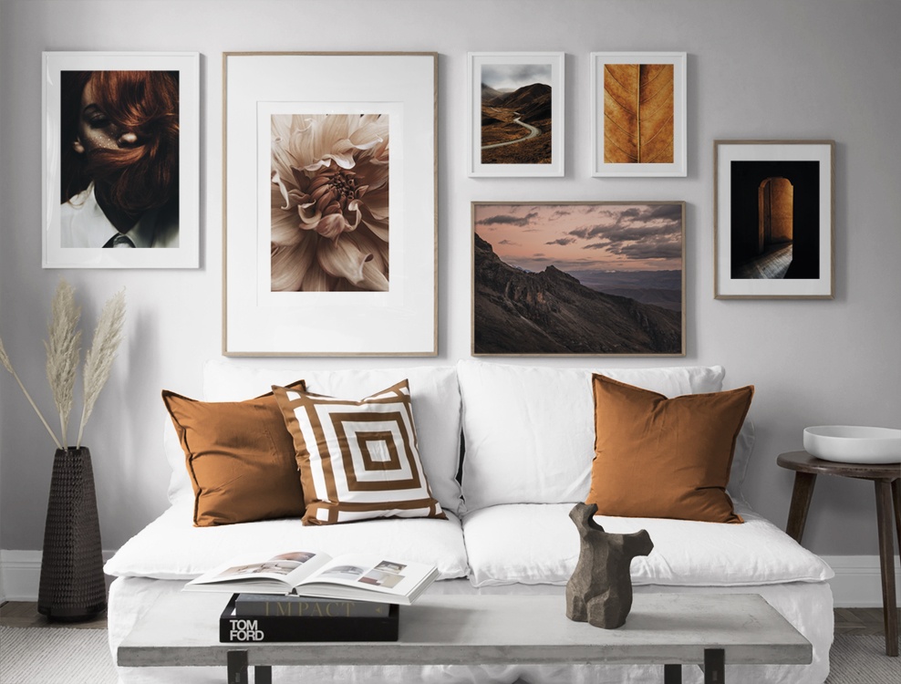 Grande parede de quadros em laranja