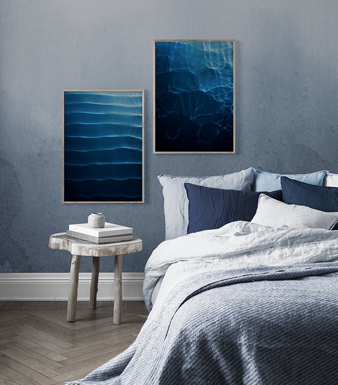 Quarto azul com duo de quadros em azul escuro