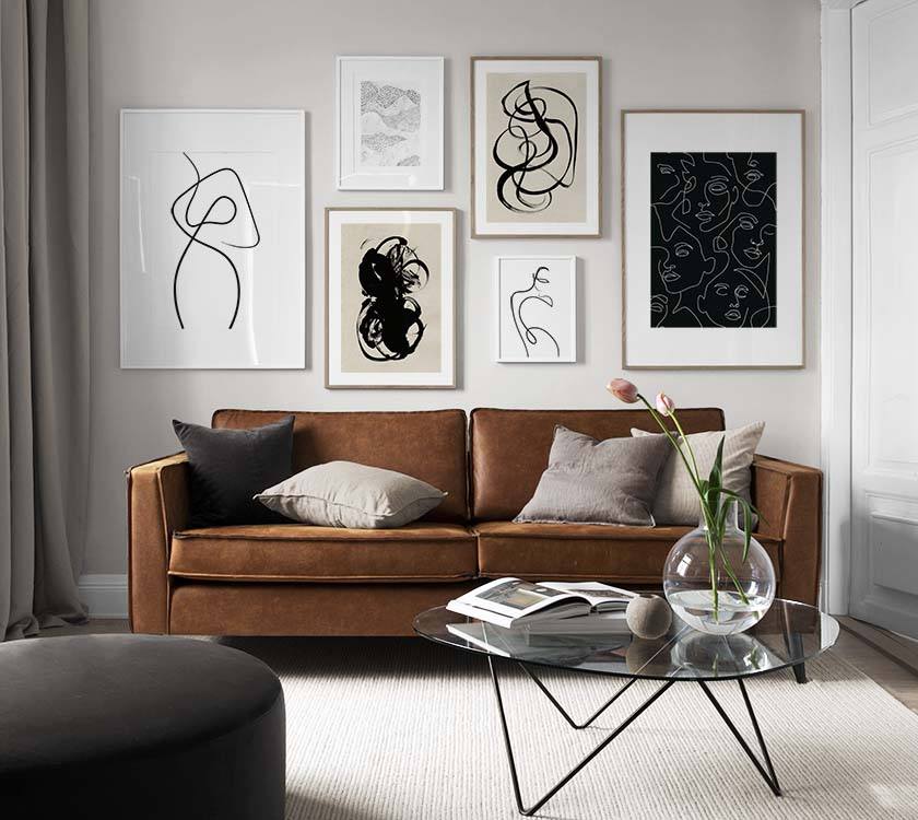 Sala neutra com arte moderna