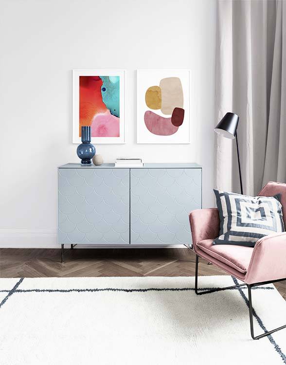 Sala de estar com arte abstrata