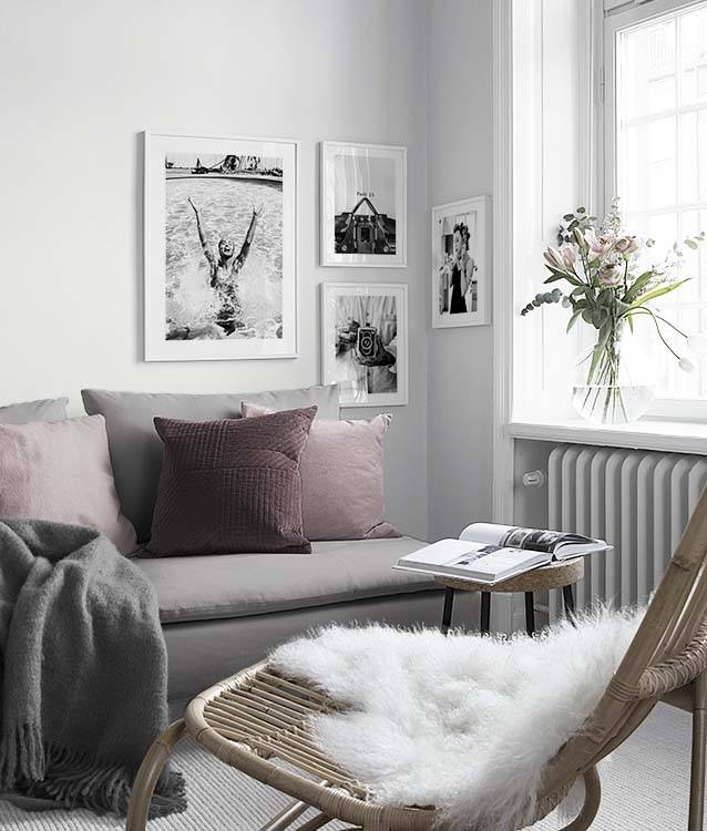 Sala de estar com fotografia a preto e branco