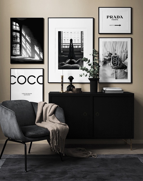 Sala com fotos a preto&branco e posters de texto