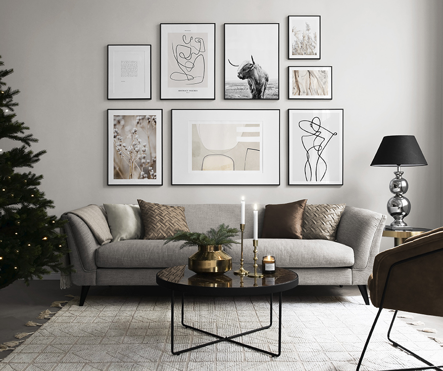 Sala com parede de quadros alusivos ao natal